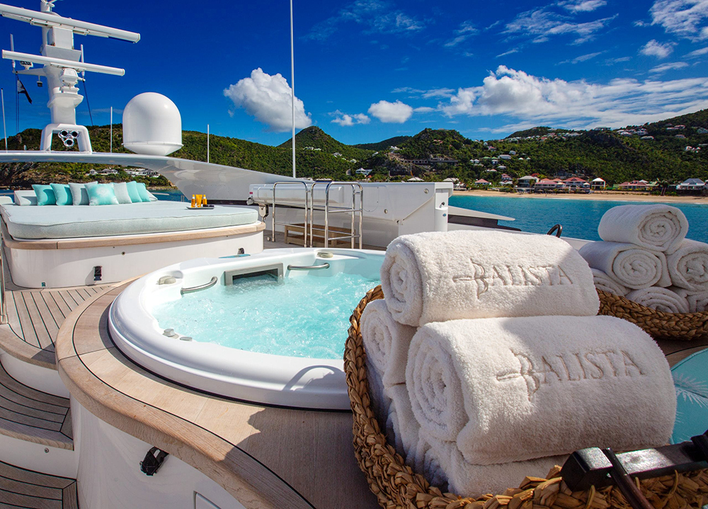 Jacuzzi and towels of BALISTA on sundeck